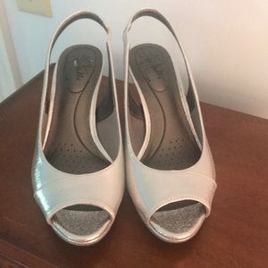 NWT. Life Stride dress heels